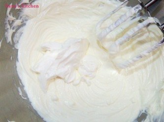 step5: 將奶酪倒入盆子中用電動攪拌器打發成乳霜狀後將酸奶倒入仔細打發拌勻