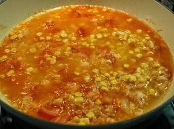 step4: 再下白米和粟米粒炒勻，然後倒入水大火煮滾後加入少許鹽和雞粉調味，再轉小火蓋上鍋蓋燜煮至水分快要收乾。（約15分鐘）