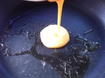 step4: 鍋內倒入2大匙麵糊，利用湯匙撥開麵糊。