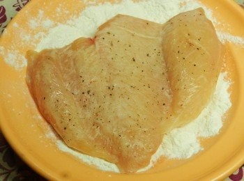 step2: <a href="https://bit.ly/2ZxapeY" target="_blank" data-keyword="雞排" class="guide-link"><strong>雞排</strong></a> <span style="display:inline-block;vertical-align:middle;margin-top:-3px;color:initial;border-radius:3px;padding:2px 3px;font-size:12px;line-height:14px;background:#87d300;color:#fff;">即買</span> 先沾上麵粉