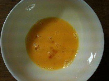 step5: 拿出一個碗，將一顆蛋打散備用。