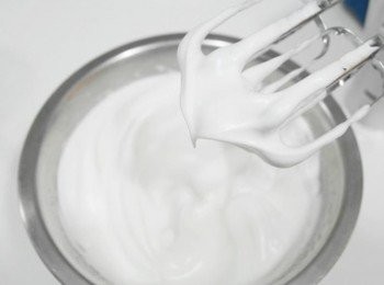 step9: 將三顆蛋白放入乾淨無水分的容器中並用電動打蛋器打發至硬挺!!過程中將80g的砂糖分三次倒入一起打發喔~~~