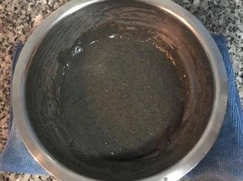 step4: 篩入低粉，輕手快速混勻。