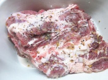 step2: 豬排洗淨擦乾灑上蒜味胡椒塩或(黑胡椒+塩)