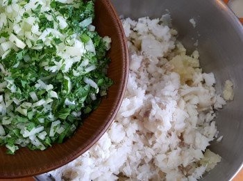 step4: 將洋蔥及蕃茜切碎後，加入鱈魚及馬鈴薯中，拌勻。