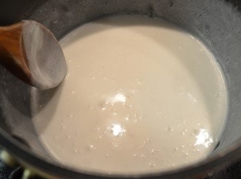 step3: 然後倒入鍋中，同時加入椰漿和糖混合，用中小火煮滾後熄火。（邊煮邊攪拌，以免黏底）