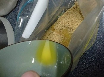 step2: 消化餅裝入密實袋，用擀面棒壓碎，或用攪拌機攪碎。
 牛油隔熱水助融，加入消化餅碎内，充分混合均匀后倒入活動蛋糕模。