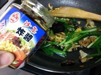 step3: 加入牛頭牌沙茶炸醬一大匙~醬油少許~熱水一小碗~煮開先試一下味道~放韭菜~這時候的香味已經彌漫整個廚房~沙茶再加上炸醬的絕妙升級組合~讓你的味蕾更豐富~簡單煮就有好味道~