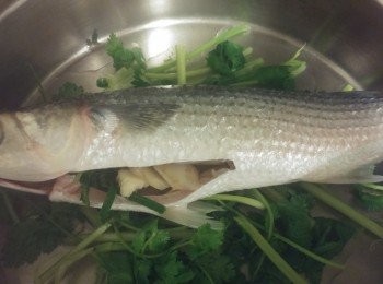 step3: 將魚湯倒入煲內,再將餘下的芫茜和檸檬汁和檸檬放在魚面。