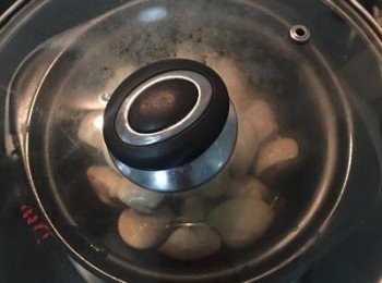 step4: 蓋上鍋蓋加熱，烹煮期間要開蓋翻攪一下，待煮開所有的蛤蜊即可。