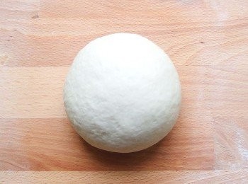 step8: 再用雙手反覆搓揉至光滑有彈性即可。(約7~8分鐘)不需揉至產生筋性。