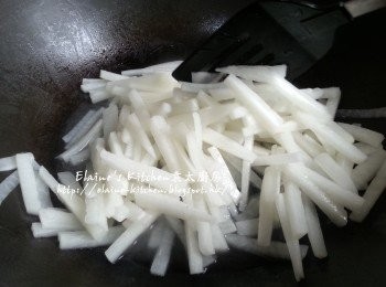 step2: 白蘿蔔切厚片再切條 , 將白蘿蔔條放入鑊中用中火炒香 , 加入約1碗份量的水拌勻