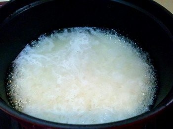 step2: 清雞湯加入米，米和清雞湯的比例約為1:1.1，以中火加蓋煮3分鐘，水滾後，開蓋攪拌