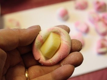 step7: .每份包上一粒芝士餡，搓圓。