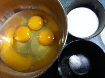 step4: 將牛奶及鹽加入雞蛋發打均勻