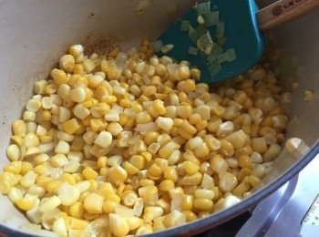 step5: 炒至粟米粒粒沾上生油、軟身及香味突出