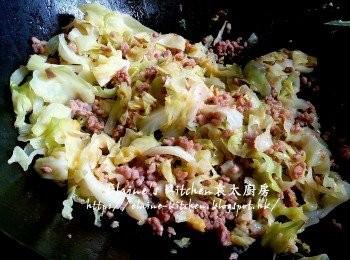 step8: 蓋上蓋用中火煮3分鐘至椰菜軟身