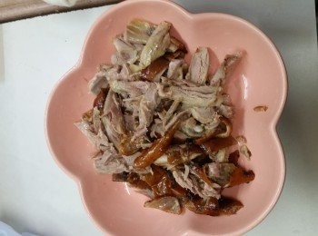 step3: 燒鴨起骨切絲，骨頭出水後連同冬瓜一起煲30分鐘