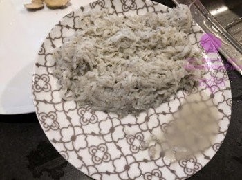 step3: 白飯魚炒至半熟，即有一半變白色，即上碟，隔水備用