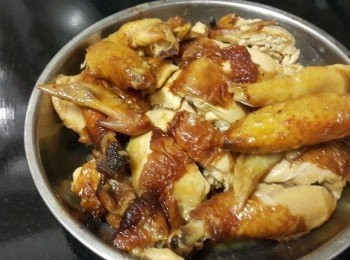 step9: 做法：

清洗冰鮮雞吊乾水份，將蝦醬，雞粉，糖，辣椒碎，黑椒，胡椒粉，麻油，黃酒，蒜頭，乾蔥，薑撈混，再塗抹在雞身內外醃 3 至 5 小時，剩餘醬汁留用，用光波爐 200 度，先烤 30 分鐘，反轉再烤多 25 至 30 分鐘，放涼後才斬件 。
烤完後雞內會有汁，將雞汁連同醃雞的蝦醬，用少少蒜頭，乾蔥細火爆香再倒入醃醬及雞汁，煮滾後做醮雞醬汁，烤雞應該降溫可斬件，完成 。