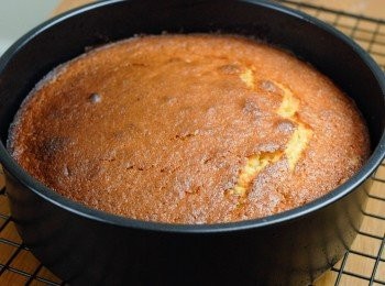 step6: 蛋糕待涼後，倒扣脫模即成