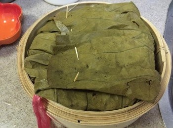 step6: 將荷葉4邊包好，用牙纖固定後, 加上竹蓋, 燒熱水, 水滾後加入竹籠隔水蒸15分鐘即成