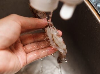 step1: 首先把蝦子開背並清洗去除泥腸。