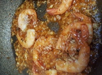 step3: 熱鑊下百得利純正橄欖油加入乾葱，蒜蓉，薑末爆香，加入所有調味料和蝦炒至醬汁杰身，加入葱粒炒勻，即成。