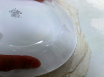 step10: 用一個大小差不多的盤子, 在餅的周沿順勢的壓下, 就可裁出一個漂亮餅型。