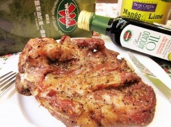 step4: 將豬排放入烤箱,先以180~200度烤20分鐘,再轉到230~250度烤5~10分鐘到表面恰恰金黃即可(視豬排厚薄程度及自家烤箱火力做調整,烤15分鐘時先觀察上色的情況),出爐後用錫箔紙包覆起來約5分鐘,這樣肉的纖維會將肉汁吸收進去,吃起來會更多汁鮮美唷~