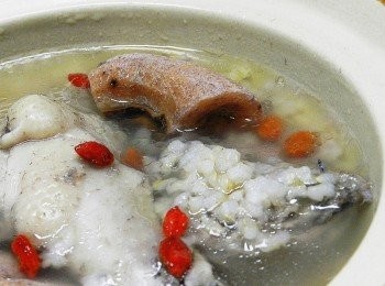 step4: 煮好的柿餅會變澀，不吃！因為柿餅的甜都融入湯中！如果想要吃柿餅的話，可以等電鍋跳開後，再放入柿餅悶十分鐘！不加酒與其他調味料