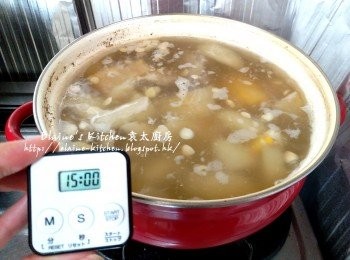 step5: 用中火煲滾後加入貢梨肉拌勻繼續用中火煲15分鐘 , 蓋上蓋轉慢火煲 1 1/2小時