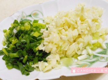 step2: 大蒜、蔥，切末。
