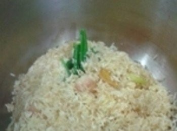 step5: 抄好了把白米倒入饭锅里加入适量的水，上面再摆个蒸架待用。