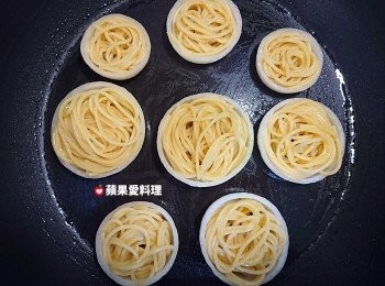 step5: 擺入洋葱圈，將步驟3的麵放進圈圈裡，開中火慢煎。