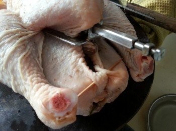 step2: 用牙籤將肚口穿起(防薑蔥燒時掉下)插上焗爐燒雞器