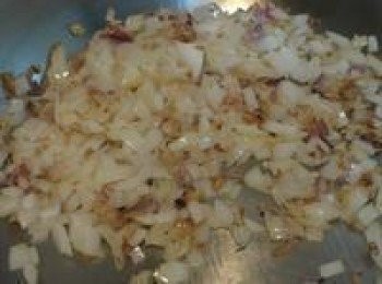 step2: 洋蔥先下鍋爆香，炒出洋蔥的甜味。