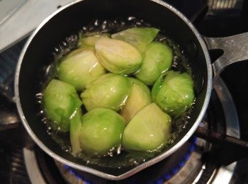 step4: 椰菜苗汆水至軟身,隔去水份,用冷水過冷河,防止椰菜苗變黃。