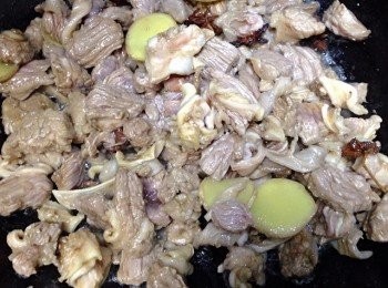 step4: 熱油，爆香薑片，放入八角，再把醃制好的牛腩下鍋，翻炒至變色。