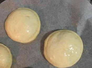 step13: 當麵糰漲成兩倍大時表示已完成發酵，取出烤盤，將烤箱預熱到170度，並在發酵好的麵糰上刷上全蛋液。入烤箱烤10分鐘後，取出調頭再烤7分鐘即可。烤好後取出放涼。