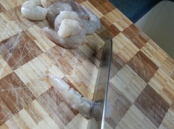 step1: 中蝦去殼洗淨,用廚房紙索乾水份,用刀於蝦肚中間界幾刀(不要界到底,易斷,界開作用是不會令到蝦焗時卷起)