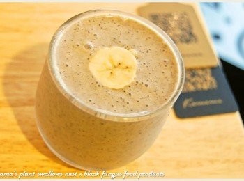 step5: 用果汁機將<span class="group_1">食材</span>攪拌均勻後，倒入杯中，放入香蕉片即可。