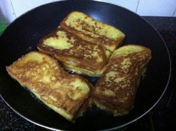 step5: 以中火前後煎至金黃色微焦。即可享用。
配上咖哩沾醬味道更佳美味哦