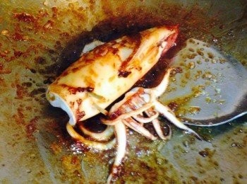 step3: 燒紅鍋，把魷魚煎至八成熟，把醬汁料倒入，收慢火煮至汁濃便可