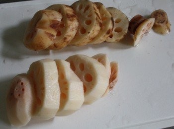 step3: 再來看削皮完的蓮藕比較乾淨[下方]，不用擔心會因刷沒乾淨蓮藕

，反而破壞你煮蓮藕茶的努力。