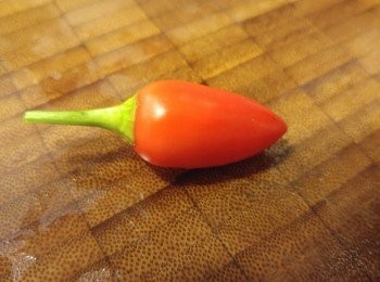 step4: 蒜頭琢蓉，辣椒切片,  蛋發混。