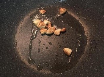 step4: 原鍋煎完雞肉後會有些雞油，如量不多則請再添些油，豬油最佳。將蒜頭爆香。
