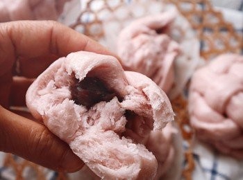 step8: 放入煲內，用凍水開爐蒸15分鐘、(一開始到尾都要加上一支筷子在蓋上，這一環是完成後饅頭面層有否凹凸的重要關鍵)