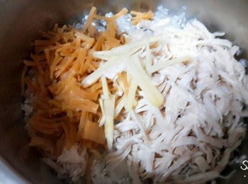 step4: 干貝前一天晚上先用米酒和水浸泡 , 再撕成絲 , 白米洗淨加入干貝絲 , 雞肉絲 , 薑