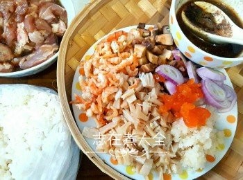 step1: 將蝦米，冬菇，瑤柱浸軟，所以材料切粒，<a href="https://bit.ly/2ZxapeY" target="_blank" data-keyword="雞扒" class="guide-link"><strong>雞扒</strong></a> <span style="display:inline-block;vertical-align:middle;margin-top:-3px;color:initial;border-radius:3px;padding:2px 3px;font-size:12px;line-height:14px;background:#87d300;color:#fff;">即買</span> 切件後用醃料醃半小時，隔夜飯回室溫按鬆成粒狀，<span class="group_3">汁料</span>準備好